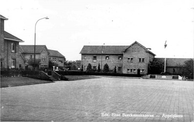 <p>Foto genomen vanaf de appèlplaats in 1950-1960, met zicht op het bureelgebouw en links daarnaast het wachtgebouw (beeldbank gemeentearchief Ede). </p>

